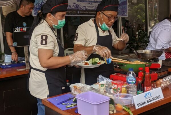 Semarakkan Peringatan HANI 2024, Kepala BNN Kabupaten Bolaang Mongondow Mengikuti Lomba Memasak Semarakkan Peringatan HANI 2024, Kepala BNN Kabupaten Bolaang Mongondow Mengikuti Lomba Memasak