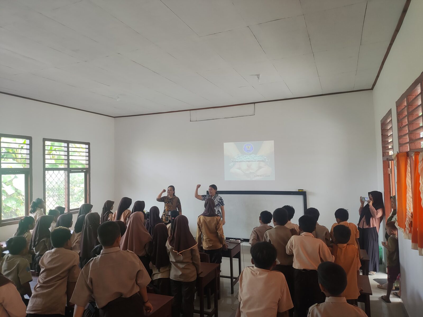 BNN Kabupaten Bolaang Mongondow Sosialisasikan Bahaya Penyalahgunaan Narkoba di SD Cokroaminoto Solog BNN Kabupaten Bolaang Mongondow Sosialisasikan Bahaya Penyalahgunaan Narkoba di SD Cokroaminoto Solog