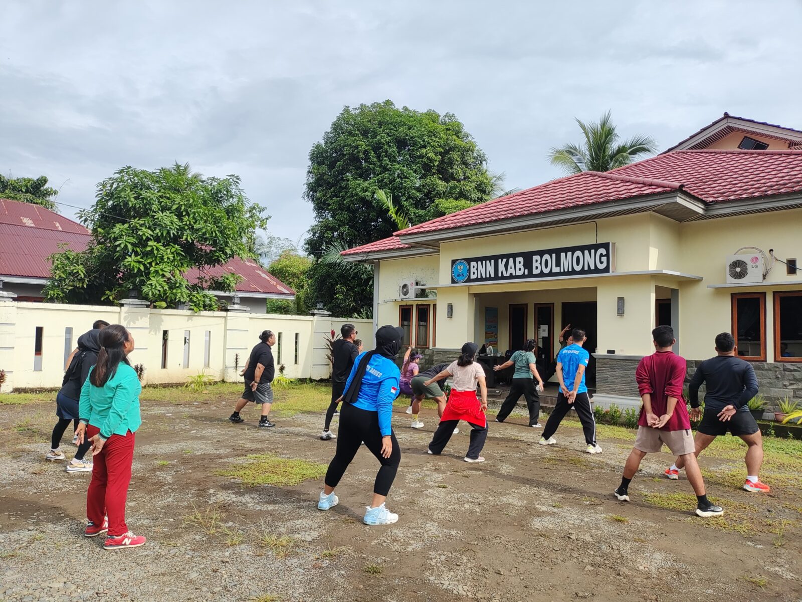 Olahraga Senam Zumba di Lingkungan BNN Kab. Bolmong Olahraga Senam Zumba di Lingkungan BNN Kab. Bolmong