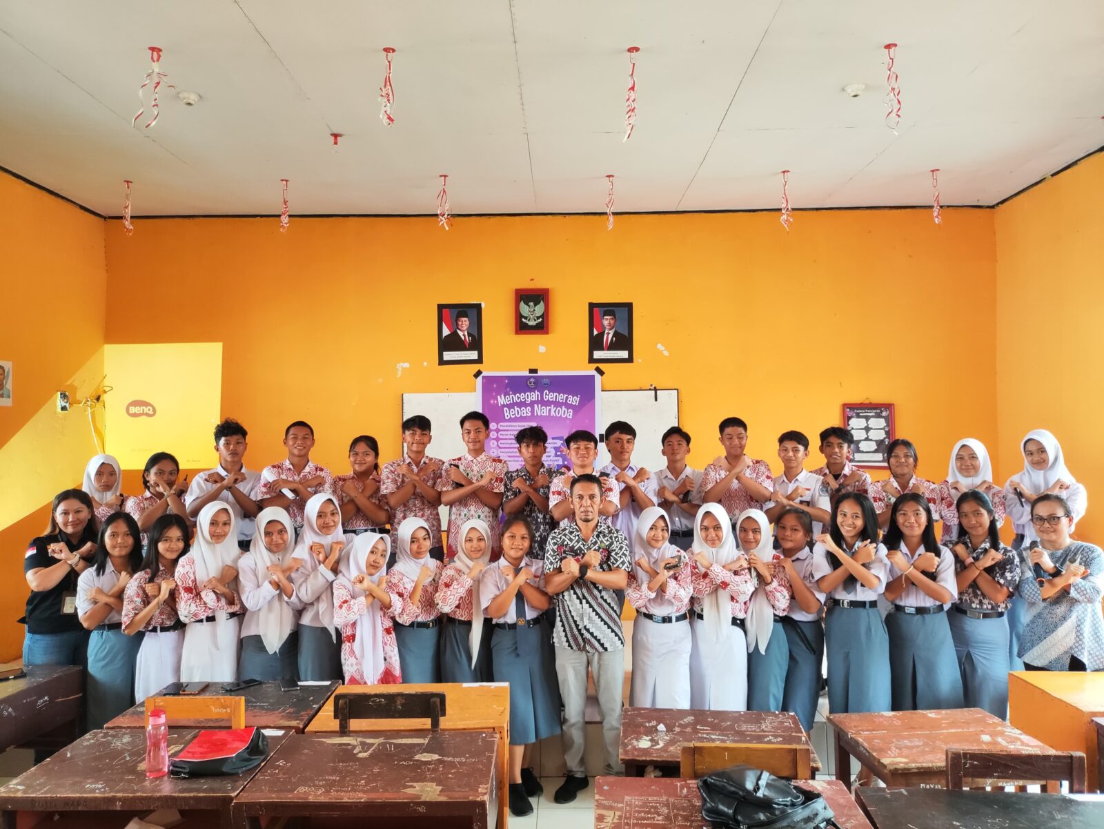 BNN Kab. Bolmong Beri Sosialisasi Bahaya Narkoba di SMA Negeri 1 Lolak BNN Kab. Bolmong Beri Sosialisasi Bahaya Narkoba di SMA Negeri 1 Lolak